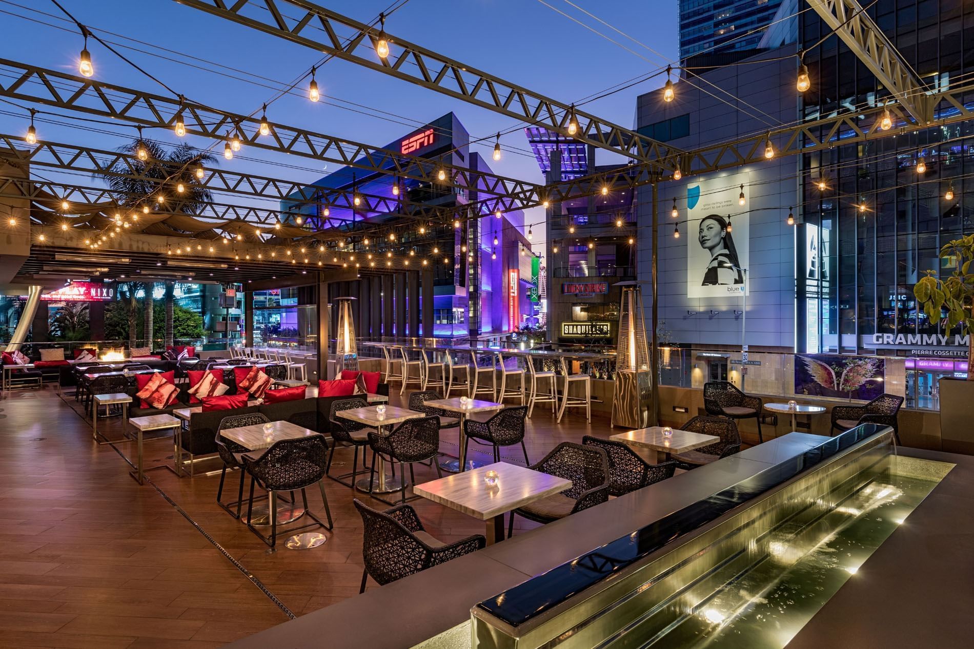 nixo-patio-at-night